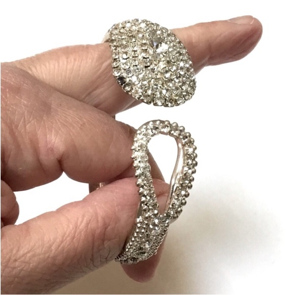 🌟 SALE $20 🌟 Vintage Rare Austrian Crystals Encrusted Hinged Clamper Bracelet - Picture 4 of 7